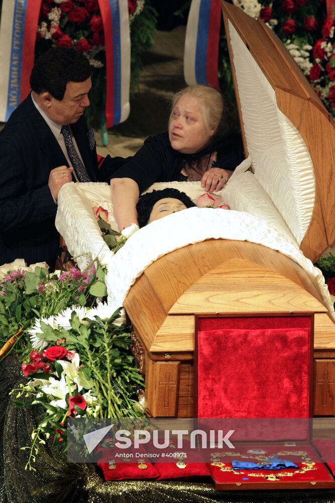 People's Artist of Soviet Union Lyudmila Zykina lying in state