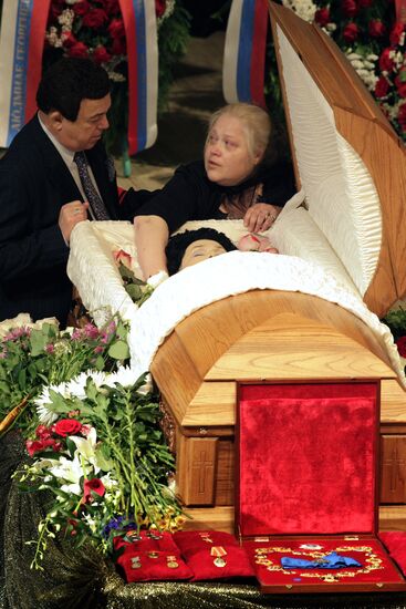 People's Artist of Soviet Union Lyudmila Zykina lying in state