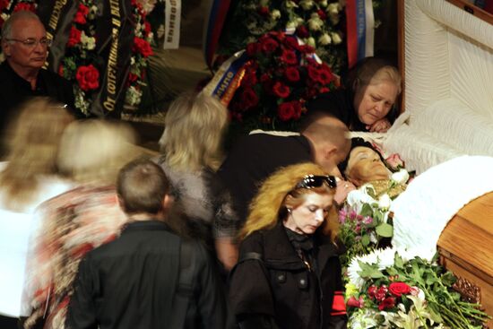 People's Artist of Soviet Union Lyudmila Zykina lying in state