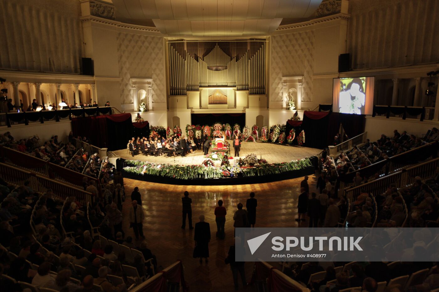 People's Artist of Soviet Union Lyudmila Zykina lying in state