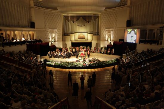 People's Artist of Soviet Union Lyudmila Zykina lying in state