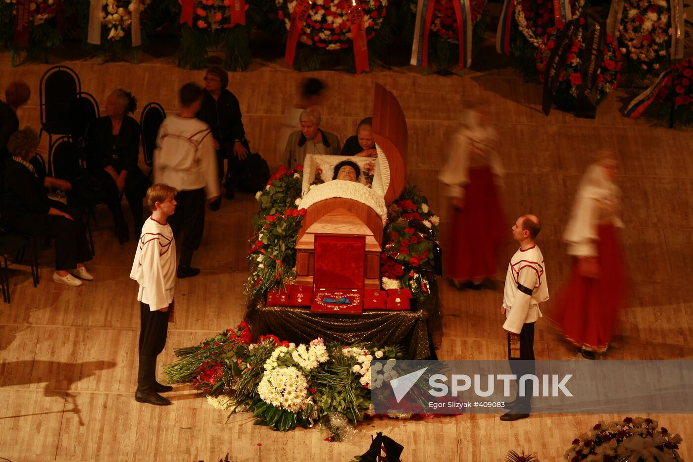 People bid farewell to Lyudmila Zykina
