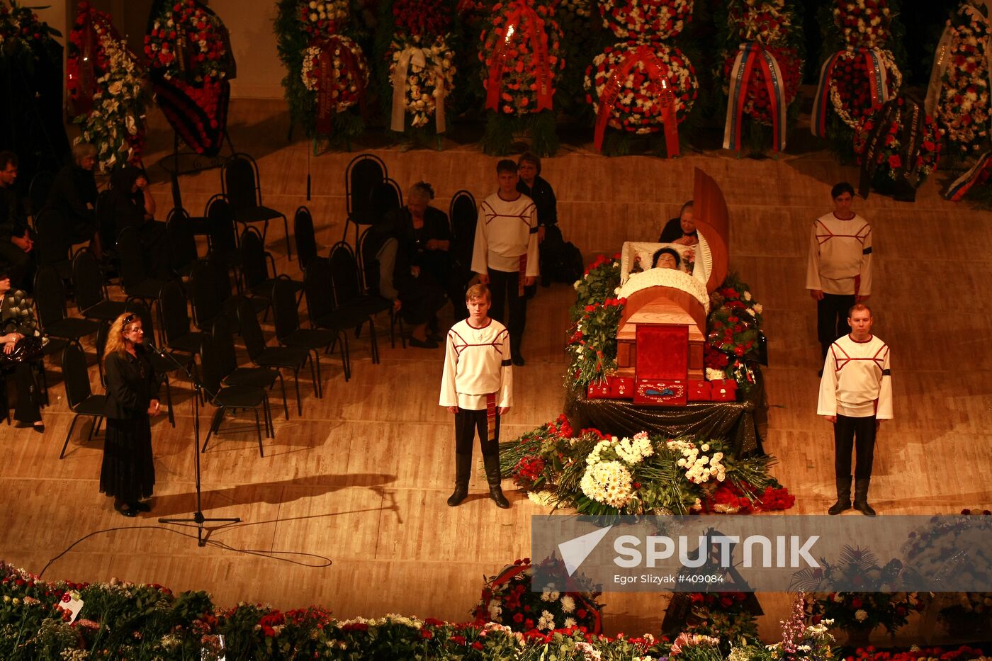 People bid farewell to Lyudmila Zykina