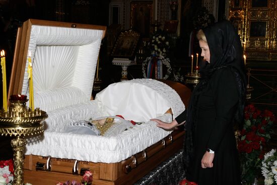 Svetlana Medvedeva bisd farewell to singer Lyudmila Zykina
