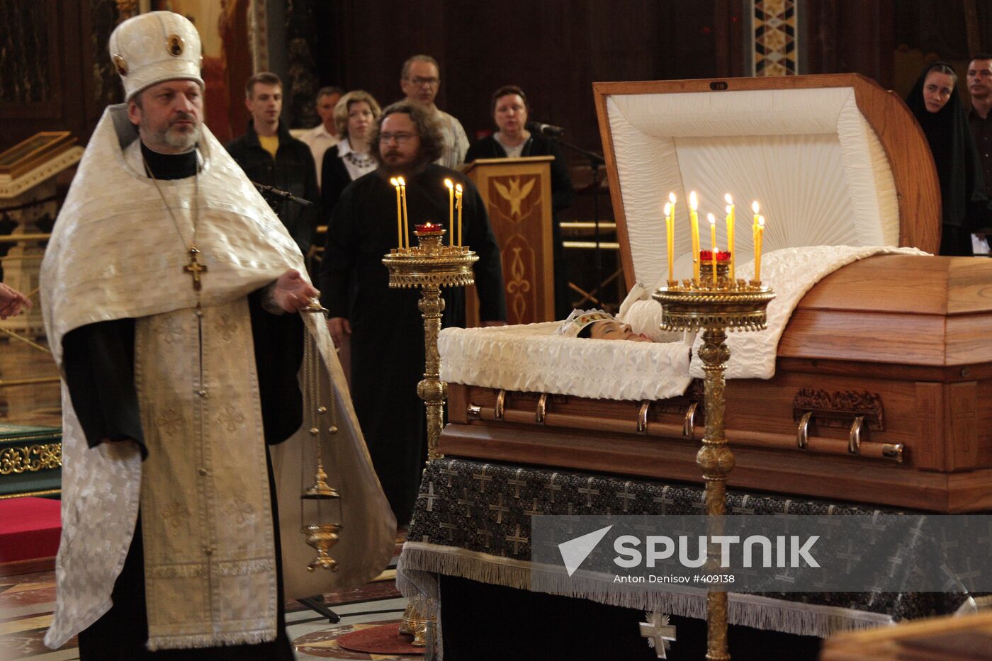 People's Artist of Soviet Union Lyudmila Zykina lying in state