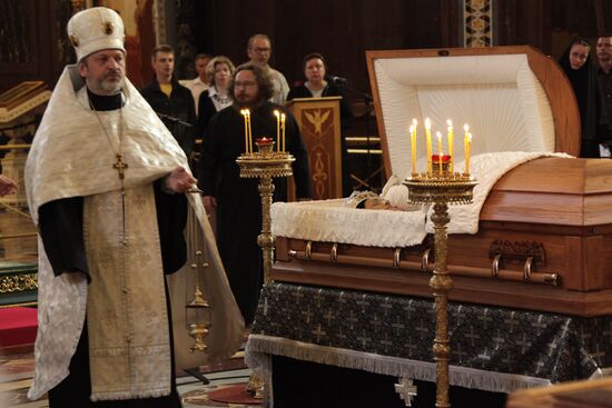 People's Artist of Soviet Union Lyudmila Zykina lying in state