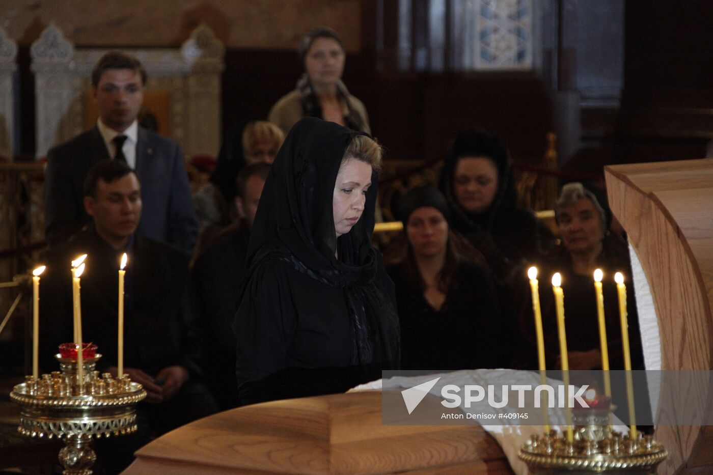 People bid farewell to singer Lyudmila Zykina