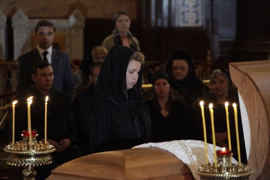 People bid farewell to singer Lyudmila Zykina