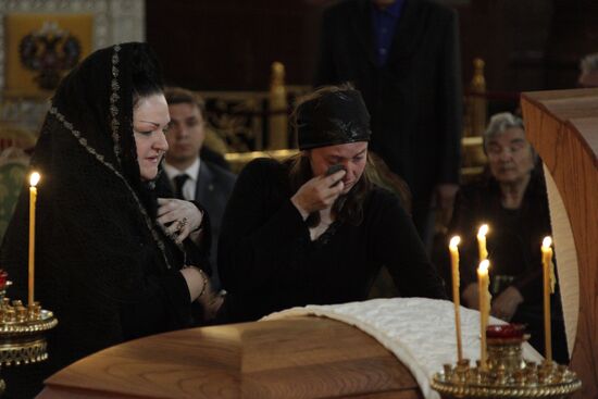 People's Artist of Soviet Union Lyudmila Zykina lying in state