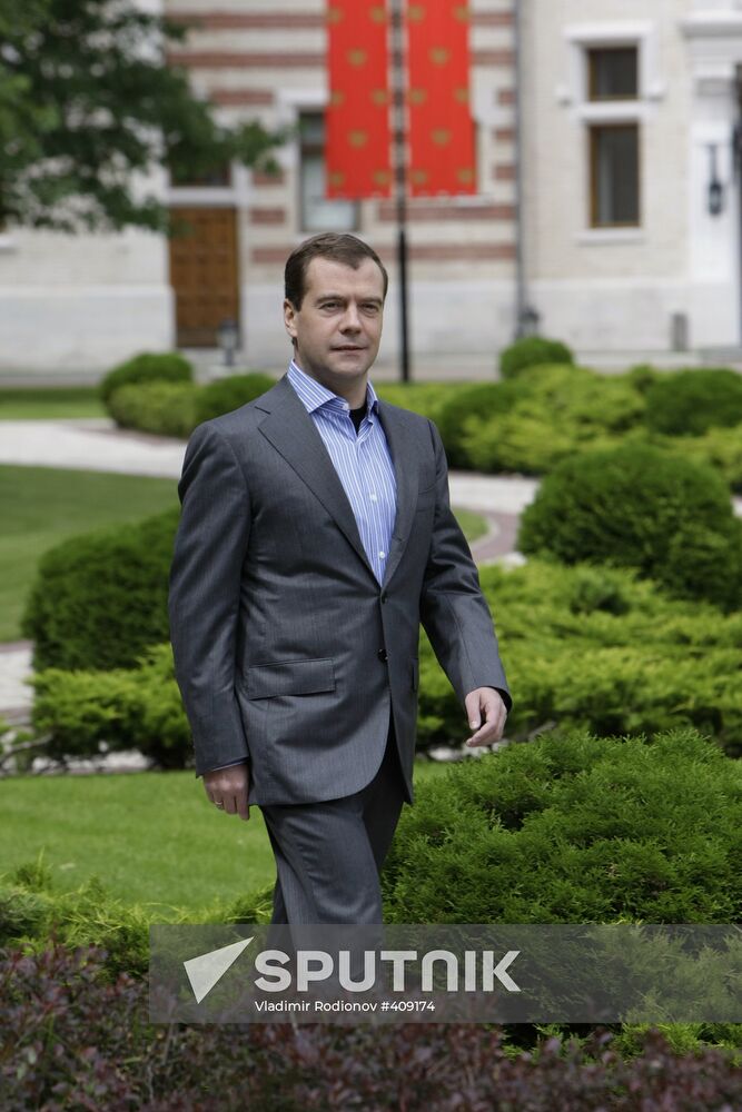 Dmitry Medvedev meets with Seliger 2009 forum participants