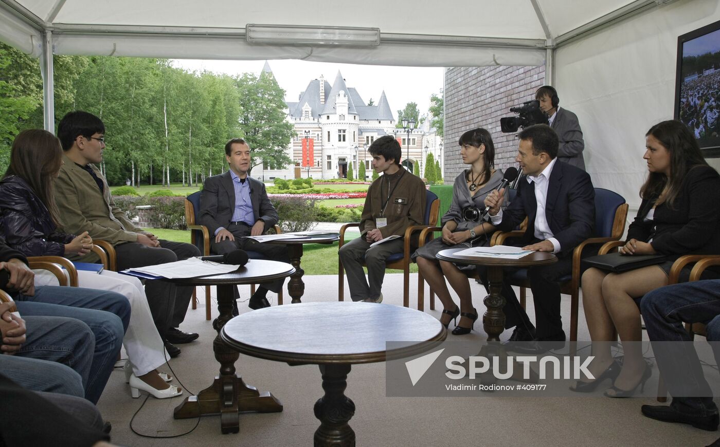 Dmitry Medvedev meets with Seliger 2009 forum participants