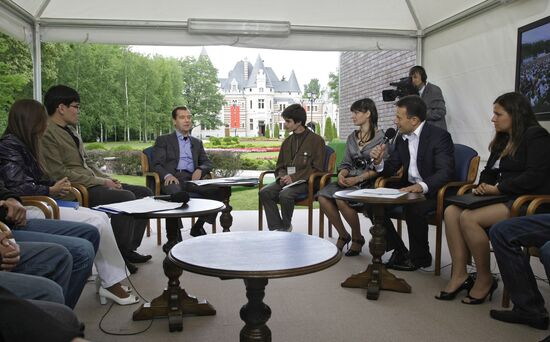 Dmitry Medvedev meets with Seliger 2009 forum participants