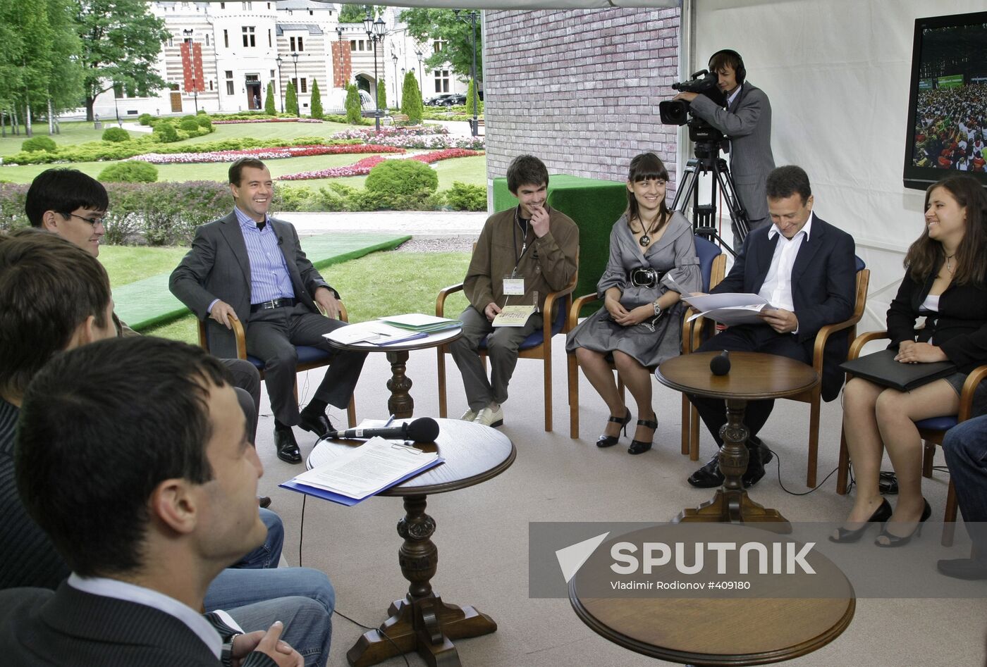 Dmitry Medvedev meets with Seliger 2009 forum participants