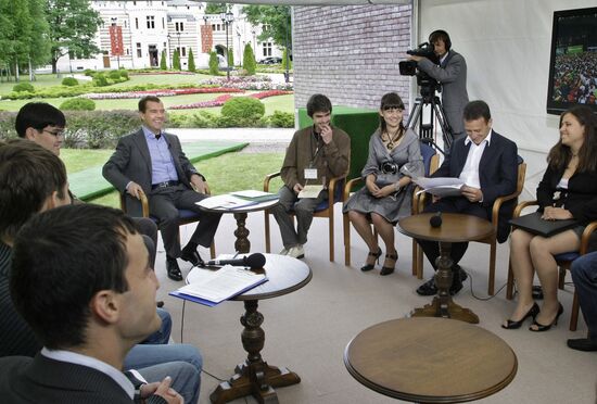 Dmitry Medvedev meets with Seliger 2009 forum participants