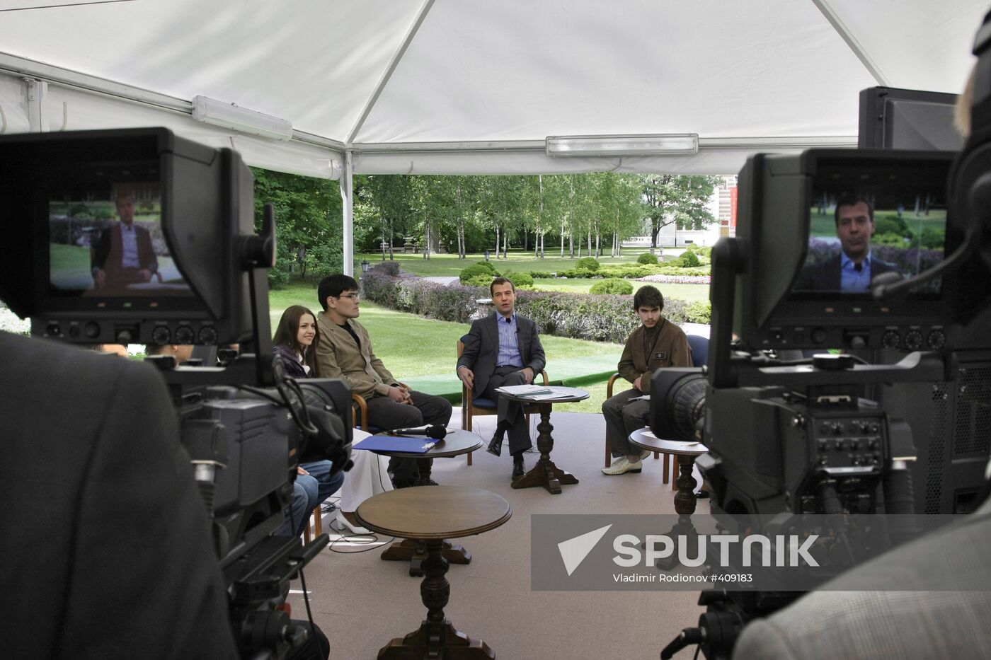 Dmitry Medvedev meets with Seliger 2009 forum participants