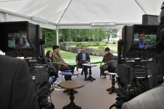 Dmitry Medvedev meets with Seliger 2009 forum participants