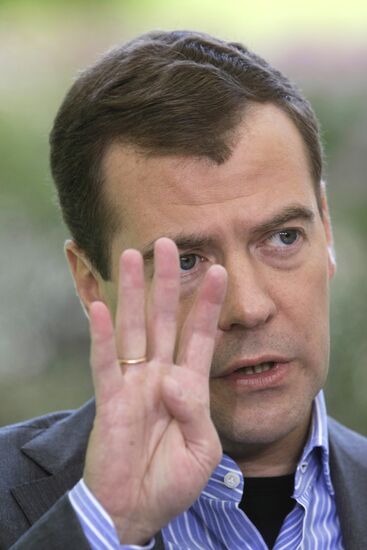 Dmitry Medvedev meets with Seliger 2009 forum participants