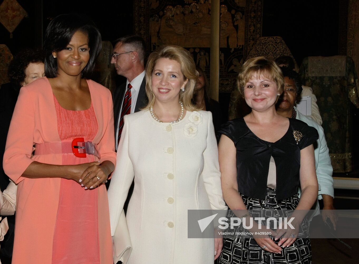Svetlana Medvedeva and Michelle Obama visit Kremlin museums