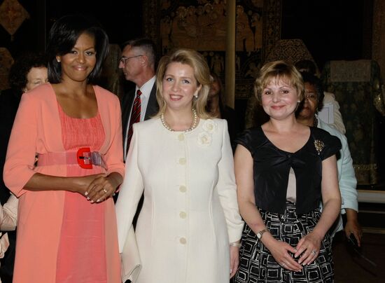 Svetlana Medvedeva and Michelle Obama visit Kremlin museums