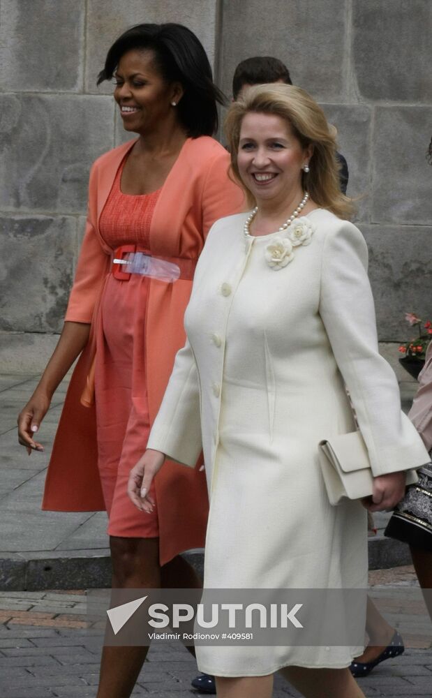 Svetlana Medvedeva and Michelle Obama visit Kremlin museums