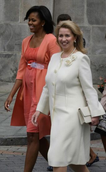 Svetlana Medvedeva and Michelle Obama visit Kremlin museums