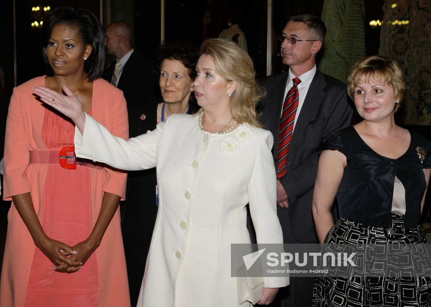 Svetlana Medvedeva and Michelle Obama visit Kremlin museums