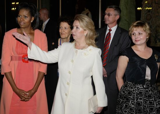 Svetlana Medvedeva and Michelle Obama visit Kremlin museums