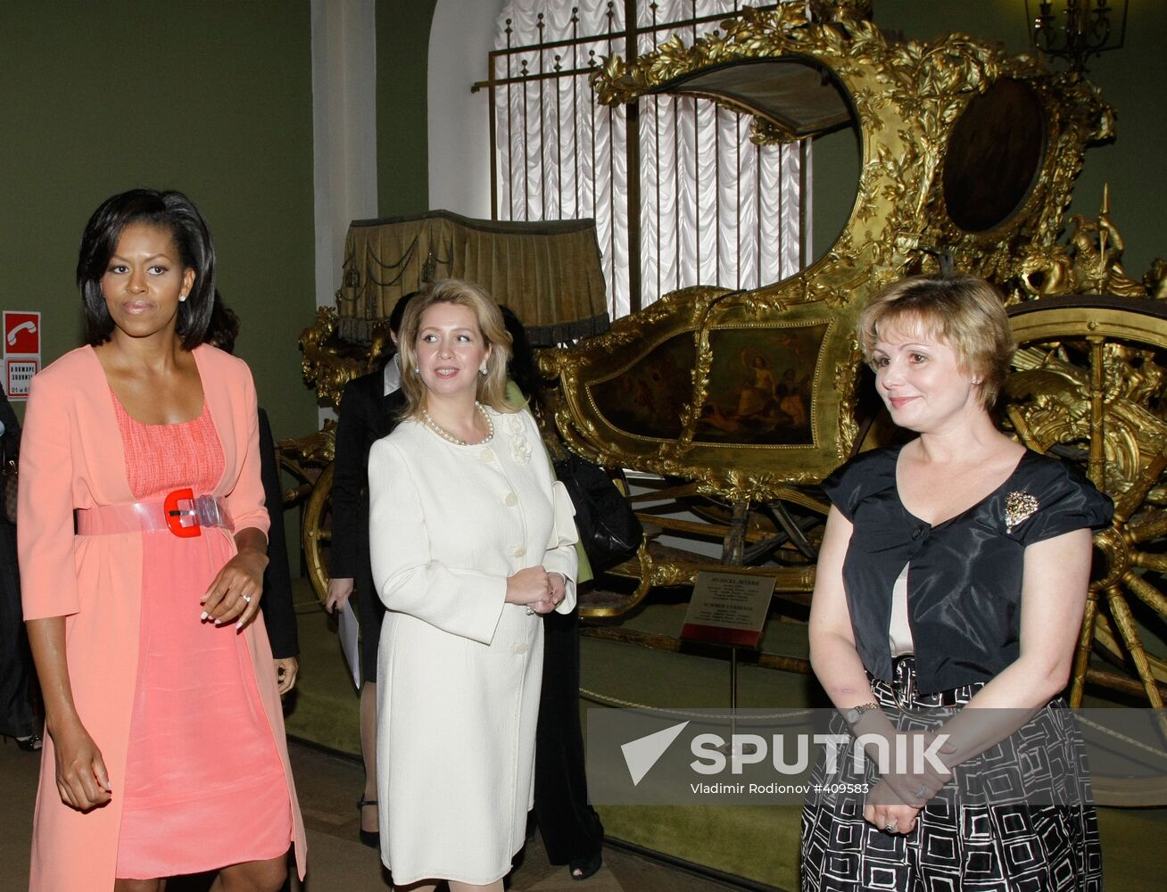 Svetlana Medvedeva and Michelle Obama visit Kremlin museums