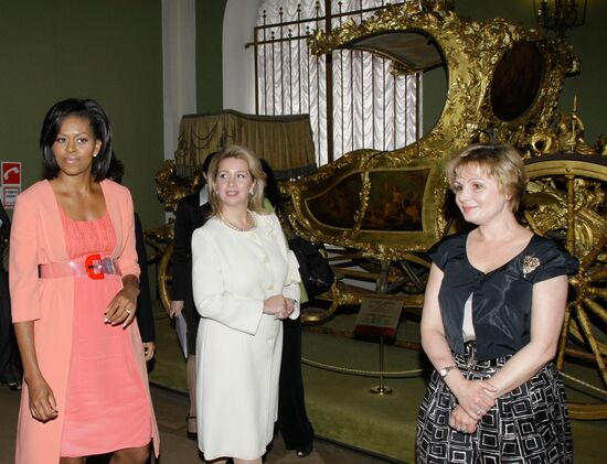 Svetlana Medvedeva and Michelle Obama visit Kremlin museums