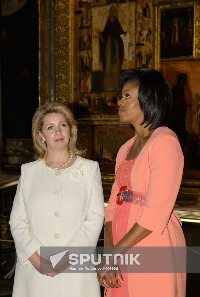 Svetlana Medvedeva and Michelle Obama visit Assumption Cathedral