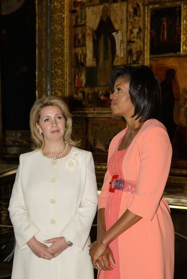 Svetlana Medvedeva and Michelle Obama visit Assumption Cathedral