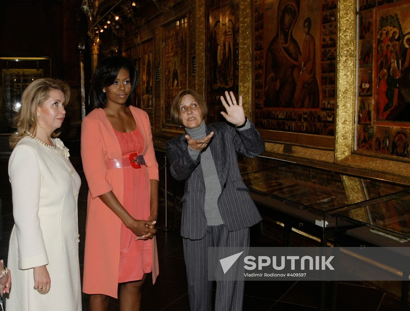 Svetlana Medvedeva and Michelle Obama visit Assumption Cathedral