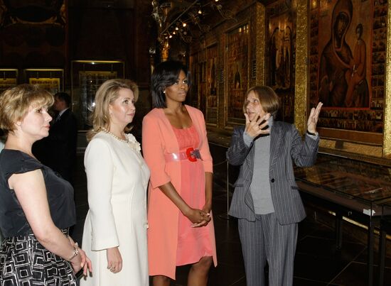 Svetlana Medvedeva and Michelle Obama visit Assumption Cathedral