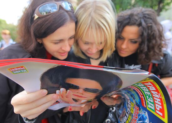 Russian fans pay tribute to Michael Jackson