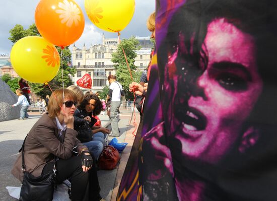 Russian fans pay tribute to Michael Jackson