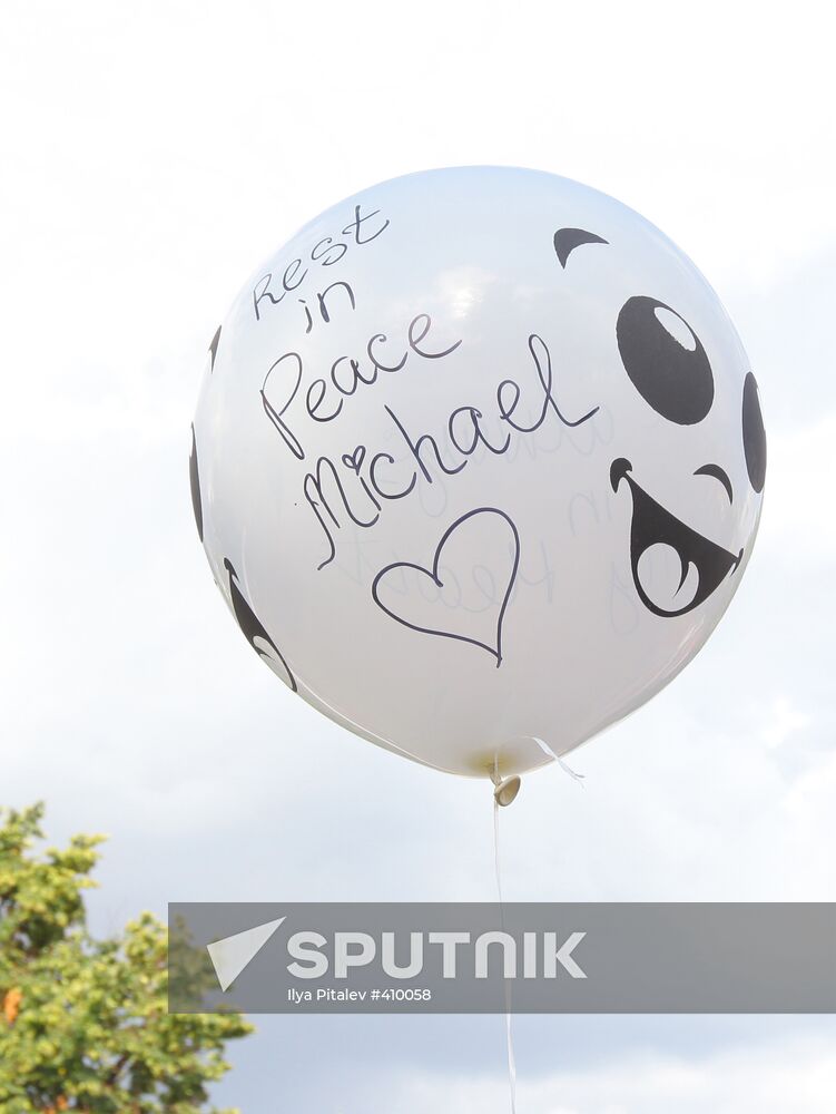 Russian fans pay tribute to Michael Jackson