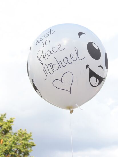 Russian fans pay tribute to Michael Jackson