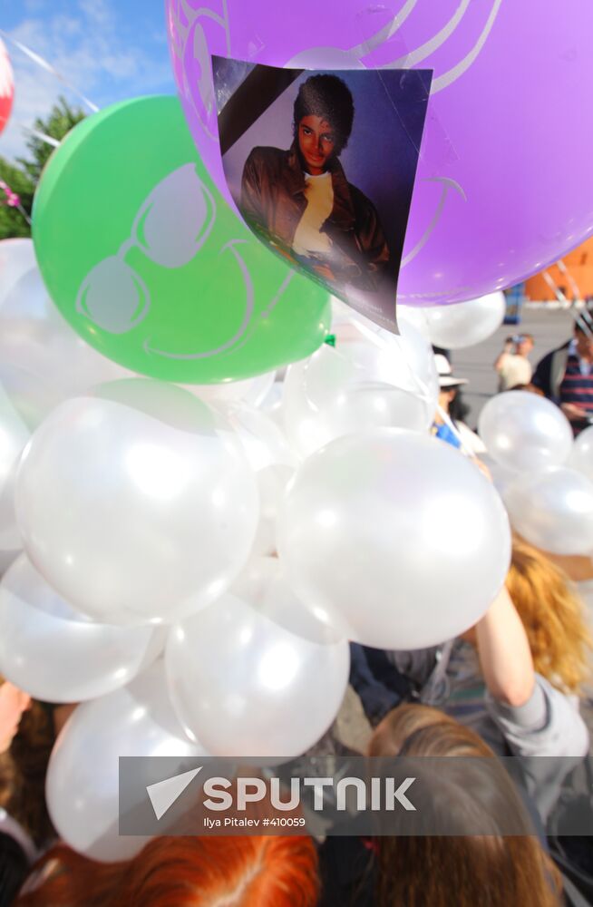 Russian fans pay tribute to Michael Jackson