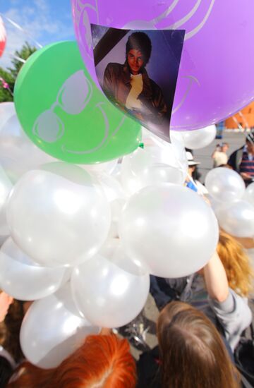 Russian fans pay tribute to Michael Jackson