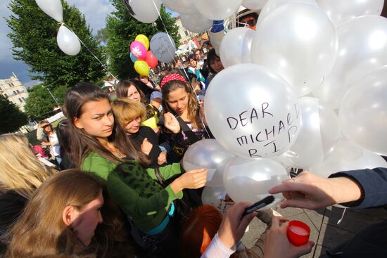 Russian fans pay tribute to Michael Jackson