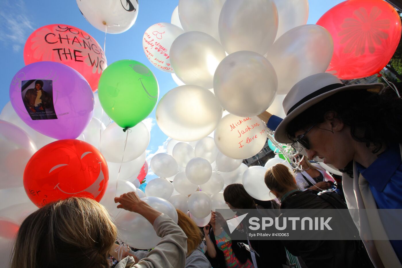 Russian fans pay tribute to Michael Jackson