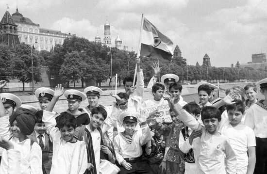 Soviet and Indian children sailing along the Moskva River