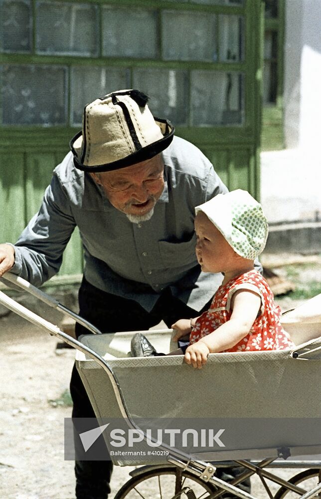 Old man and his granddaughter