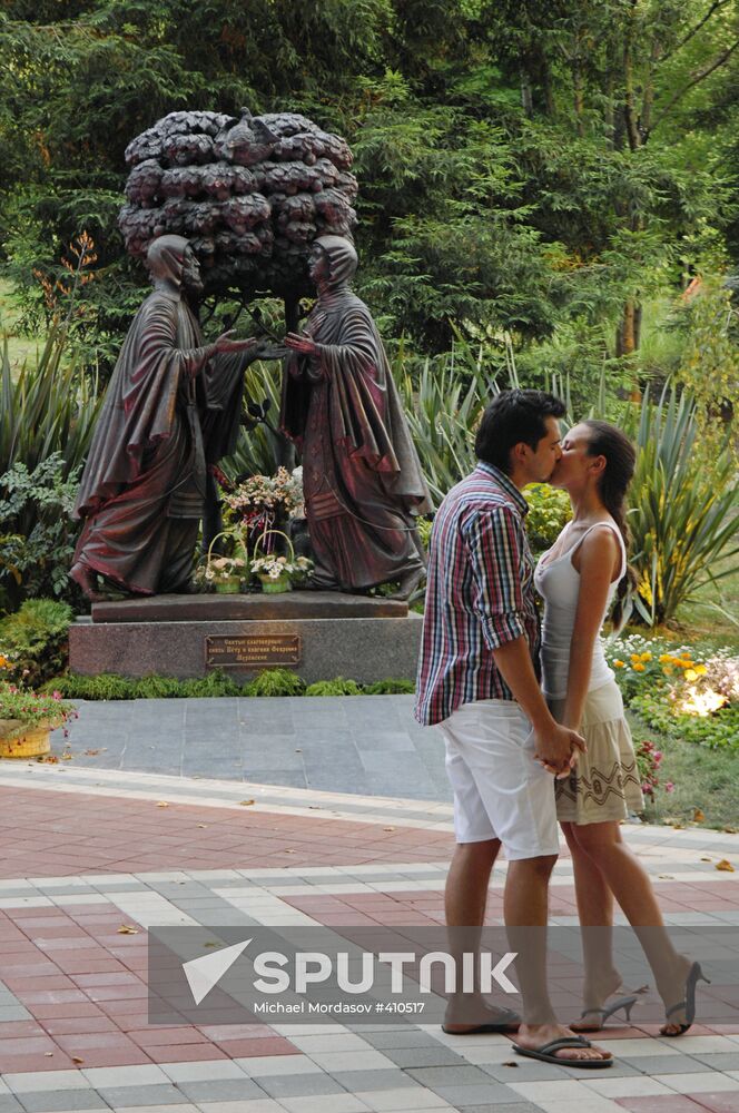 Monument to Peter and Fevronia unveiled in Sochi