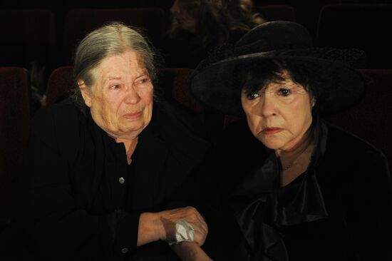 Maya Aksyonova, Bella Akhmadulina