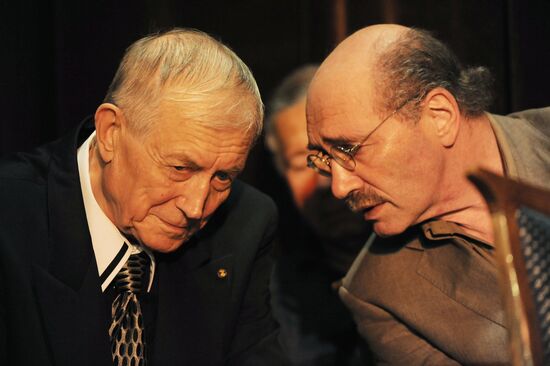 Yevgeny Yevtushenko, Alexander Kabakov