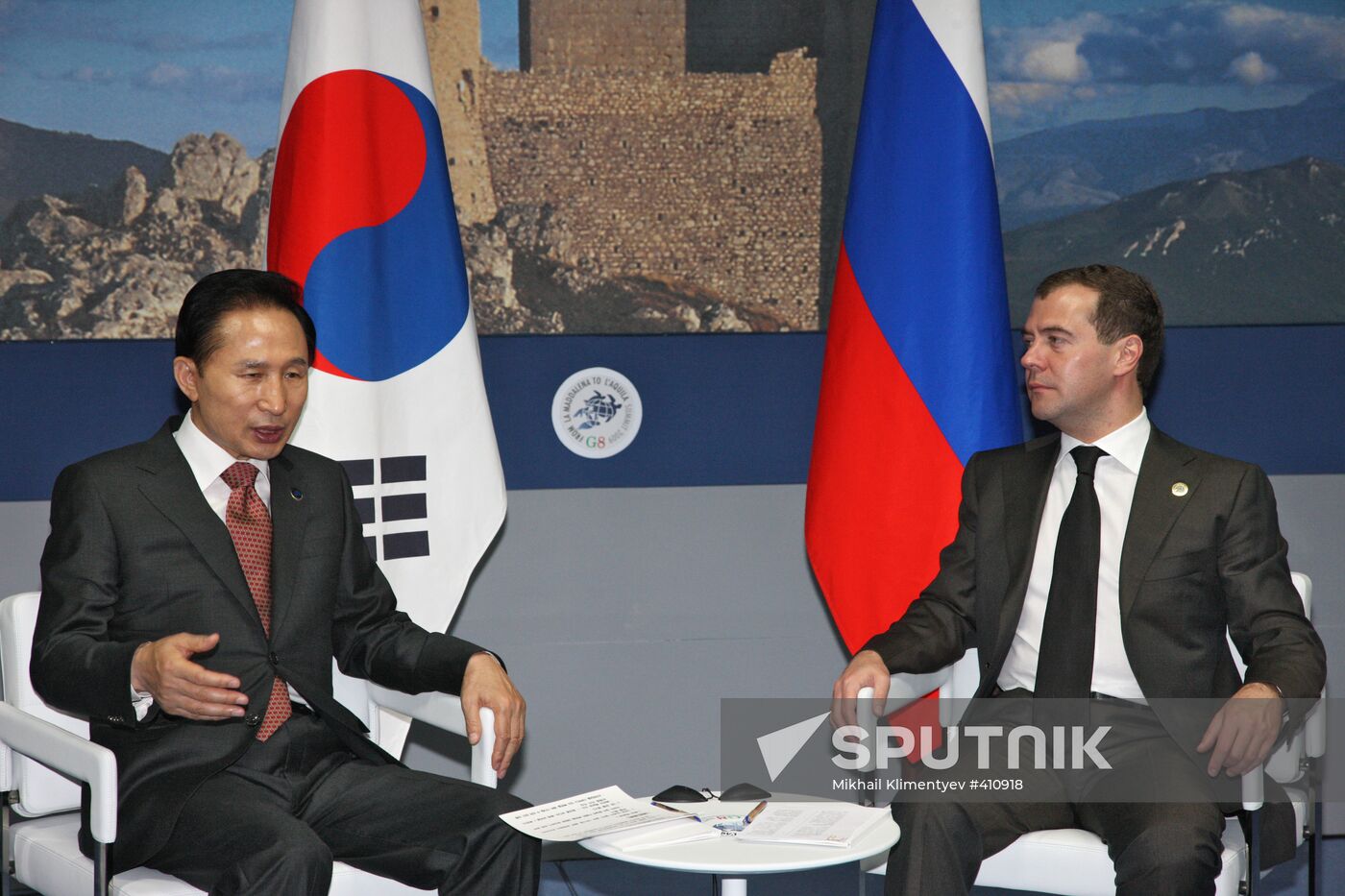 Dmitry Medvedev and Lee Myung-bak