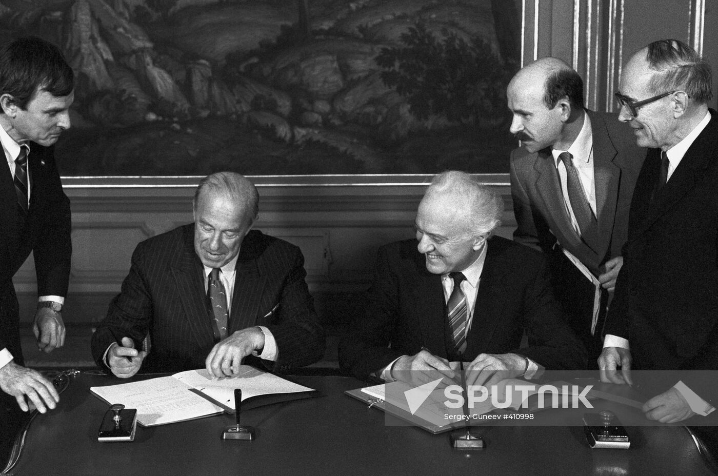 Eduard Shevardnadze meeting with George Shultz