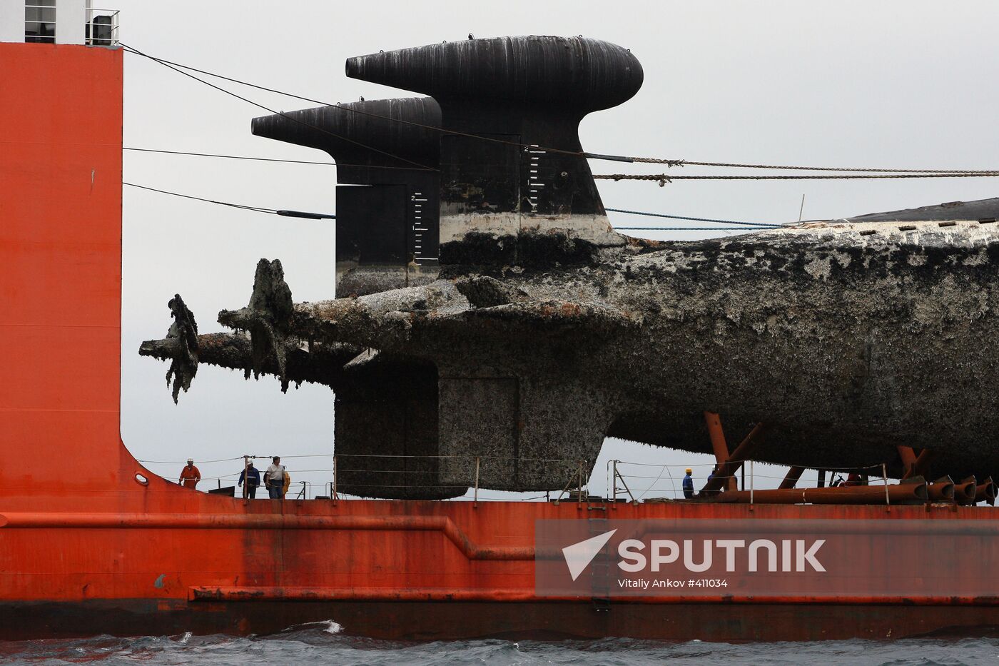 Two nuclear submarines delivered to Zvezda plant for recycling