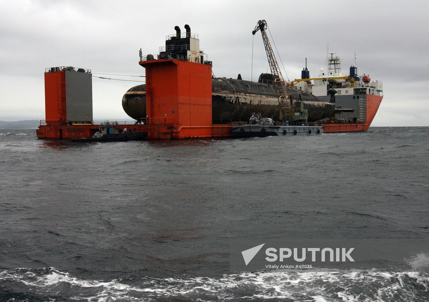 Two nuclear submarines delivered to Zvezda plant for recycling